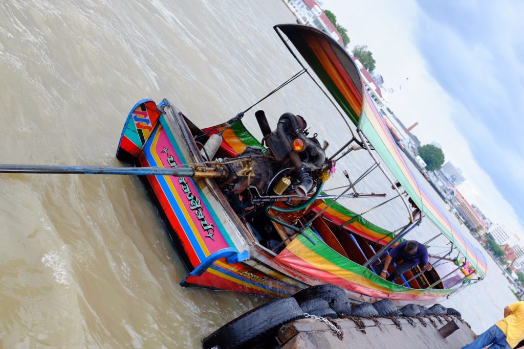 Velice thajská dlouho-ocasá loď (long-tail boat). Výhoda pro motor - nepřijde tolik do vlhka. Nevýhoda pro všechny okolo - řve a smrdí 