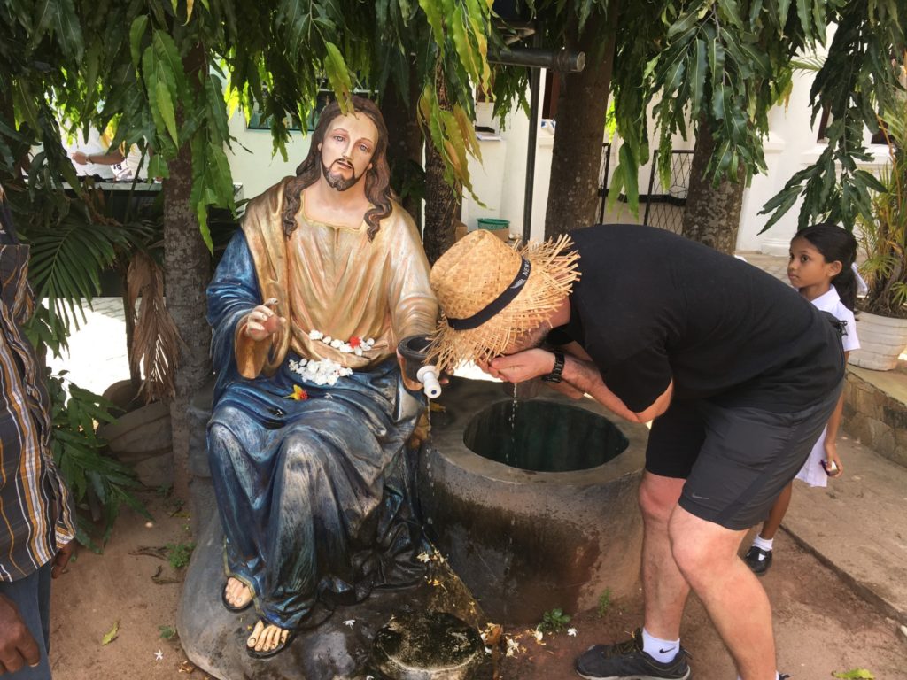 Mara pije vodu od Ježíše. Já Ježíšovi až tolik neveřila. 